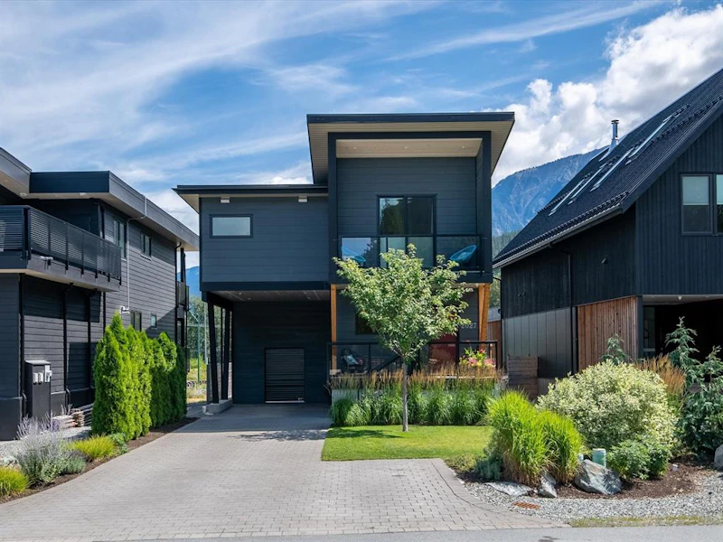 2027 Tiyata Boulevard, Pemberton BC