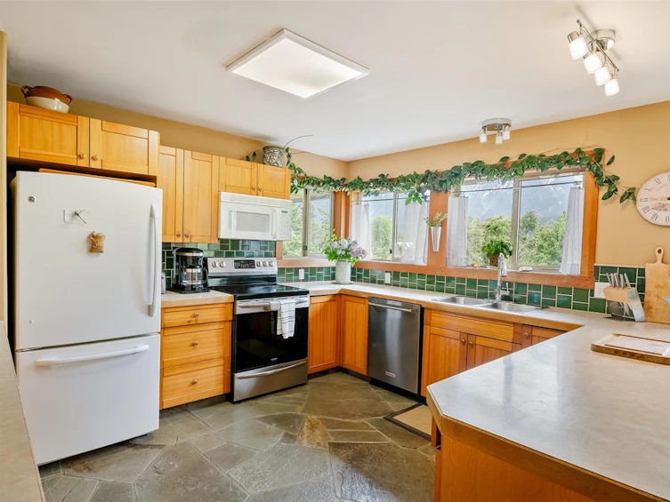 1404 Pemberton Farm Road W, Pemberton, BC, V0N 2L0 - 5