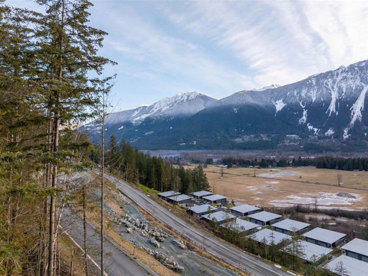8200 Merlot Peak Drive, Pemberton, BC, V0N 2L0 - 8