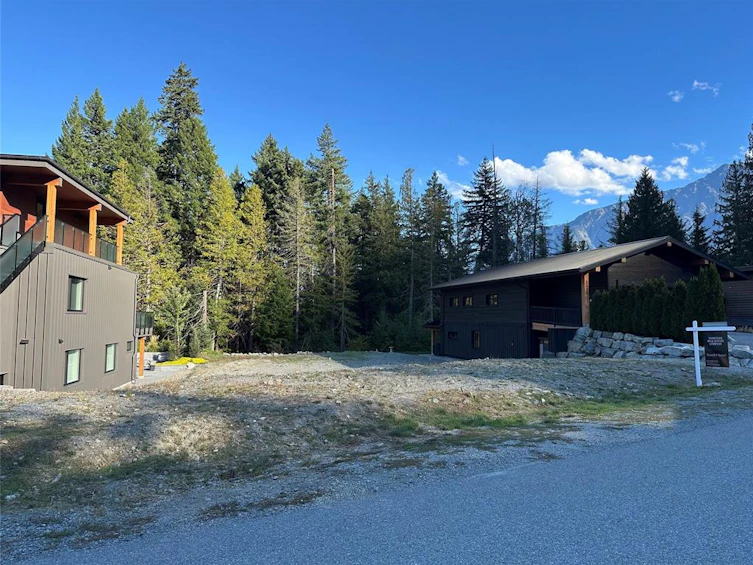 1317 Eagle Drive, Pemberton, BC, V0N 2L0 - 2