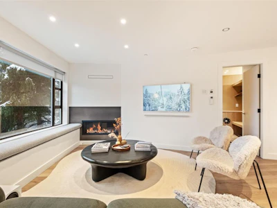 215-4360 Lorimer Road - 5
