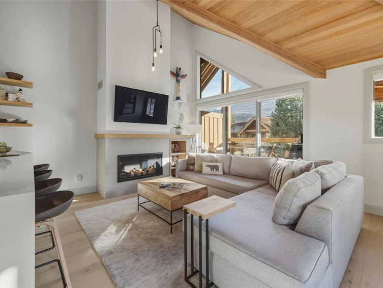 4813 Casabella Crescent, Whistler, BC, V8E 0Z4 - 2