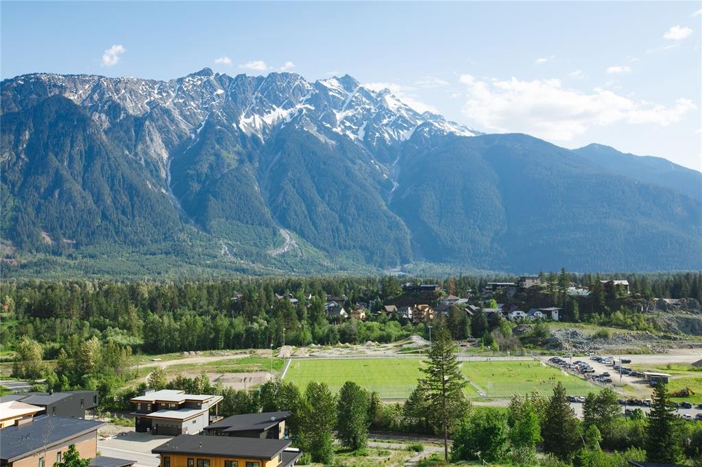 8222 Merlot Peak Drive, Pemberton, BC, V0N 2L3 - 8