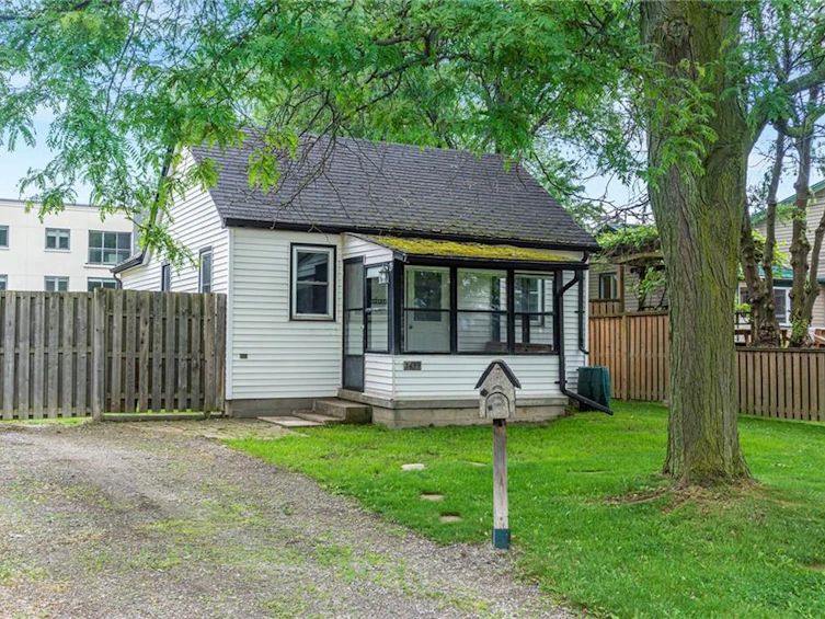 7649 Badger Road, Niagara Falls, ON, L2H 1H8
