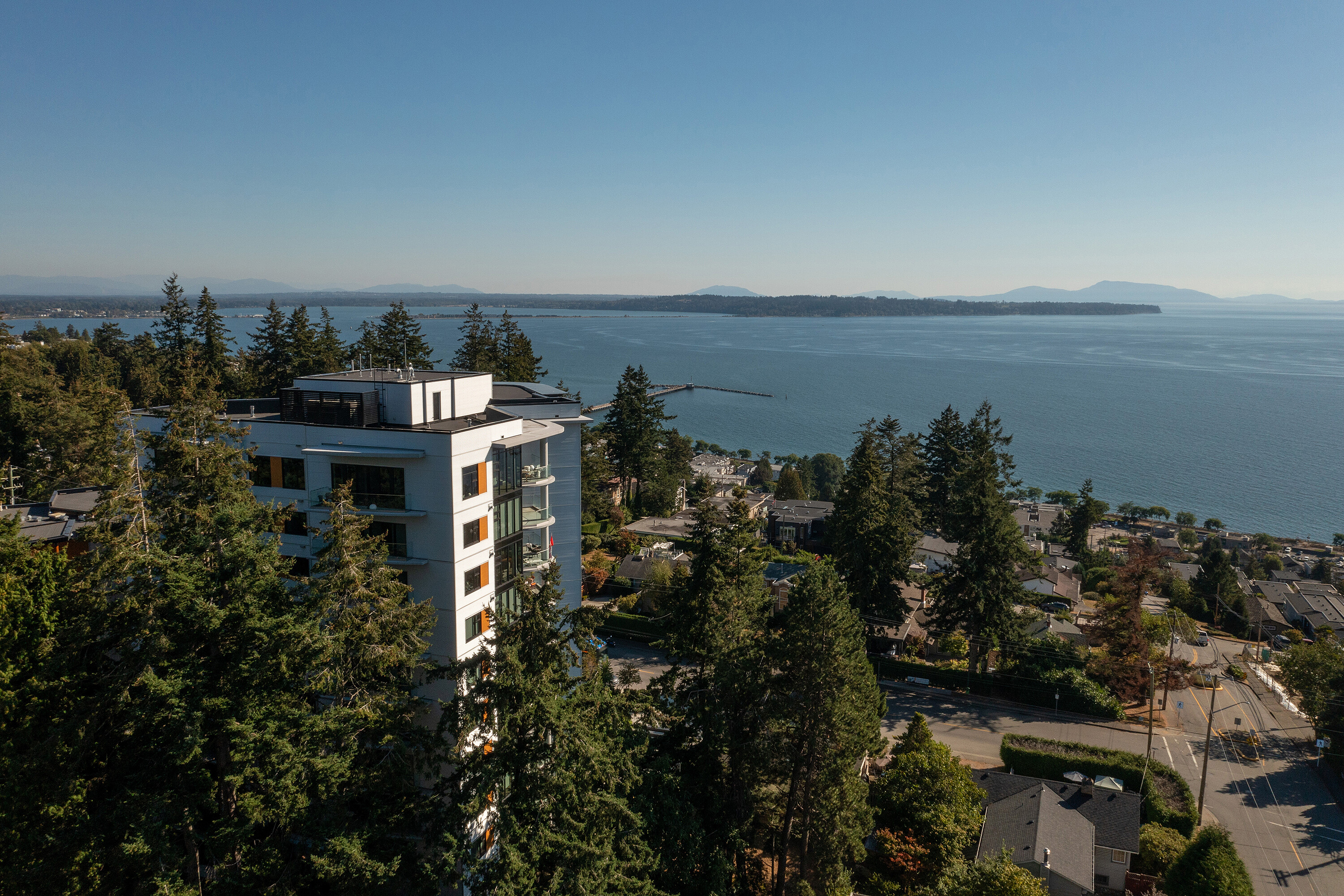 701-14825 Thrift Avenue, Surrey, BC, V4B 2J6