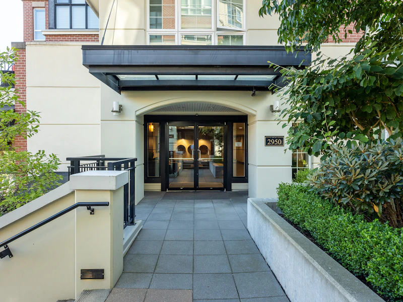 414 - 2950 King George Boulevard, Surrey BC V4P 0E5