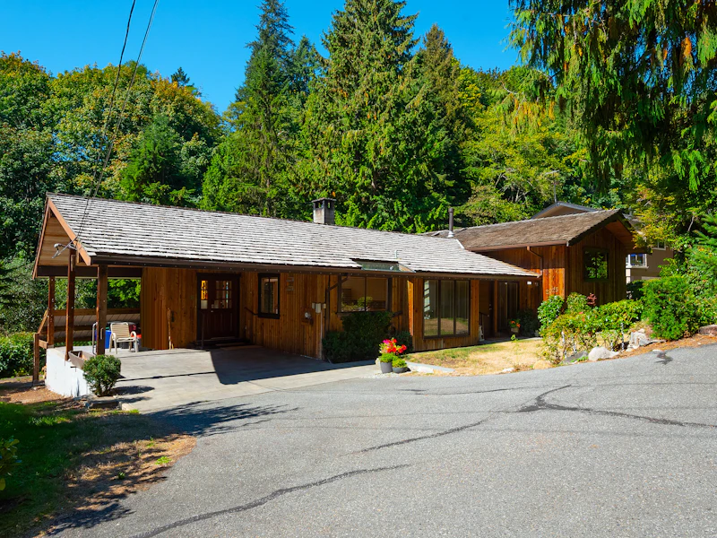 2025 28th Street, West Vancouver BC V7V 4M2
