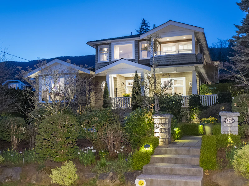 2303 Kings Avenue, West Vancouver BC V7V 2C3