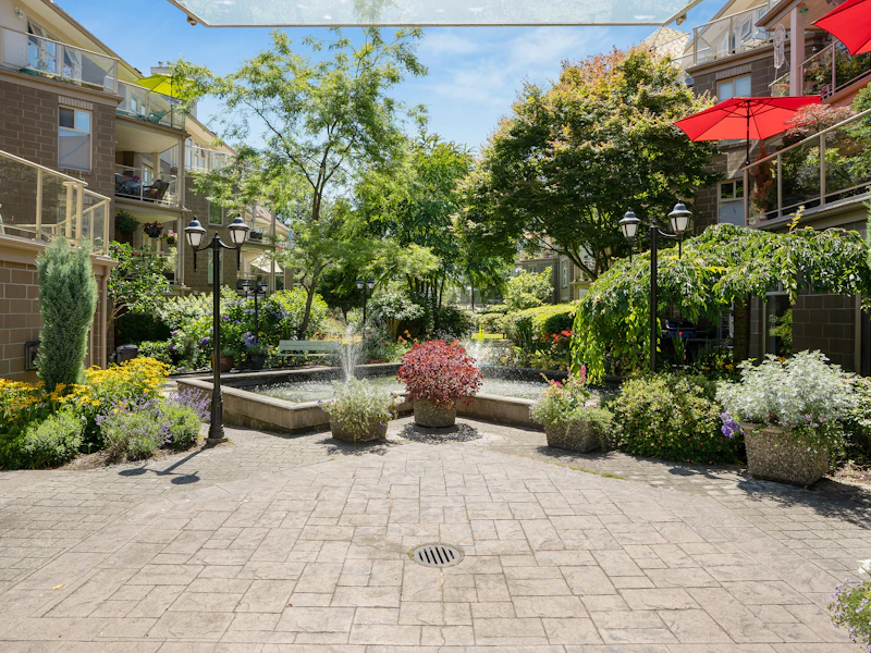 304 - 15350 19a Avenue, Surrey BC V4A 9W1