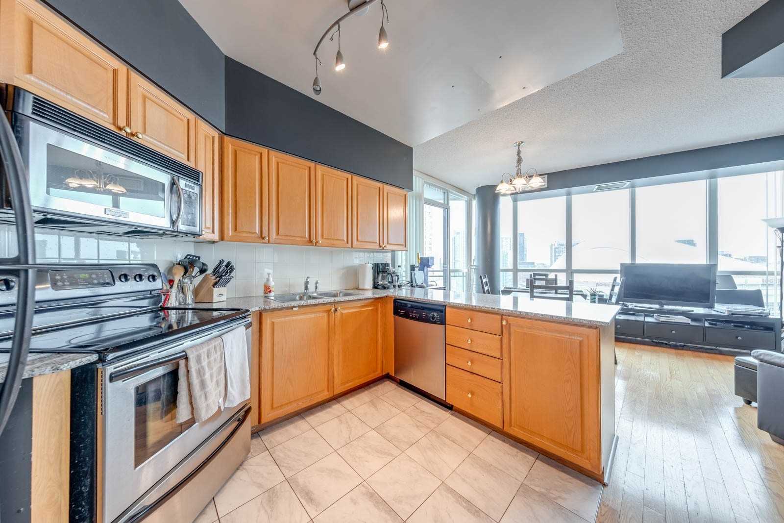 2323-230 W Queens Quay  
