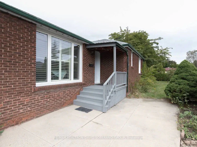2 Collinson Boulevard, Toronto, ON, M3H 3B8