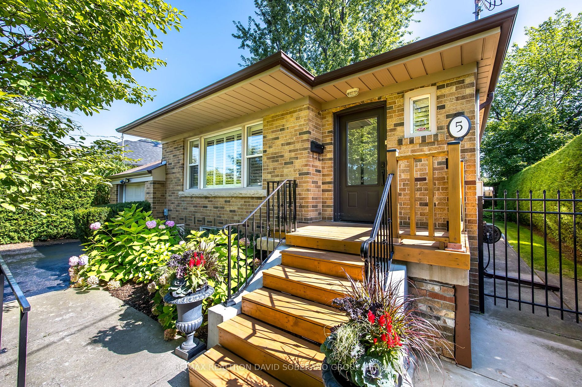 5 Silverton Avenue, Toronto, ON, M3H 3E7