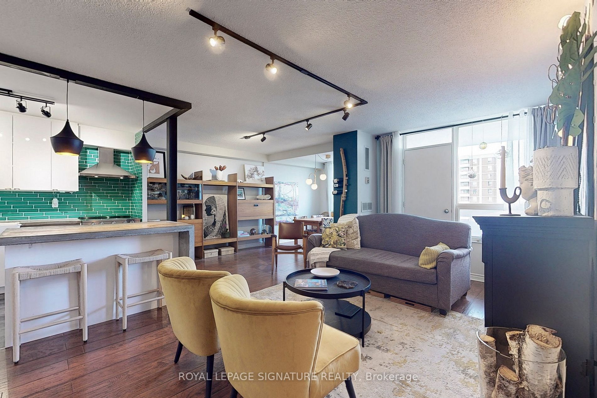 1618-20 Edgecliff Gfwy, Toronto, ON, M3C 3A4