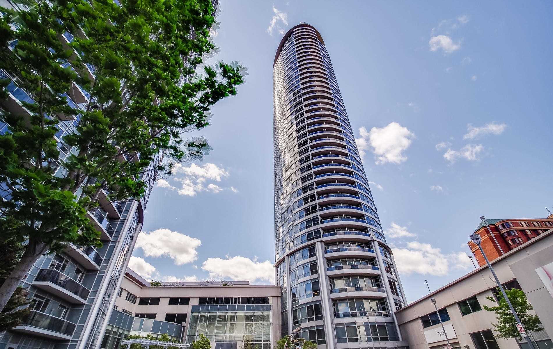 818-135 Village Grn Sq  