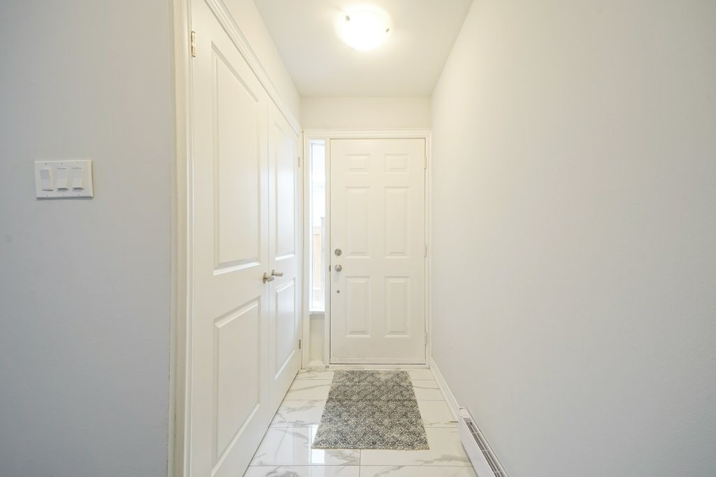 221 Milestone Cres  