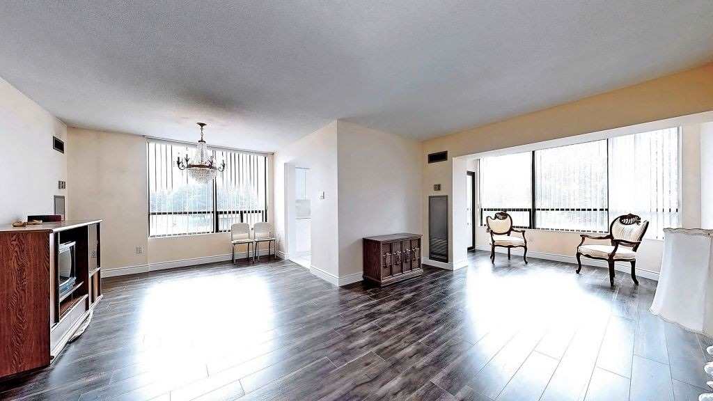 207-7420 Bathurst Street N  