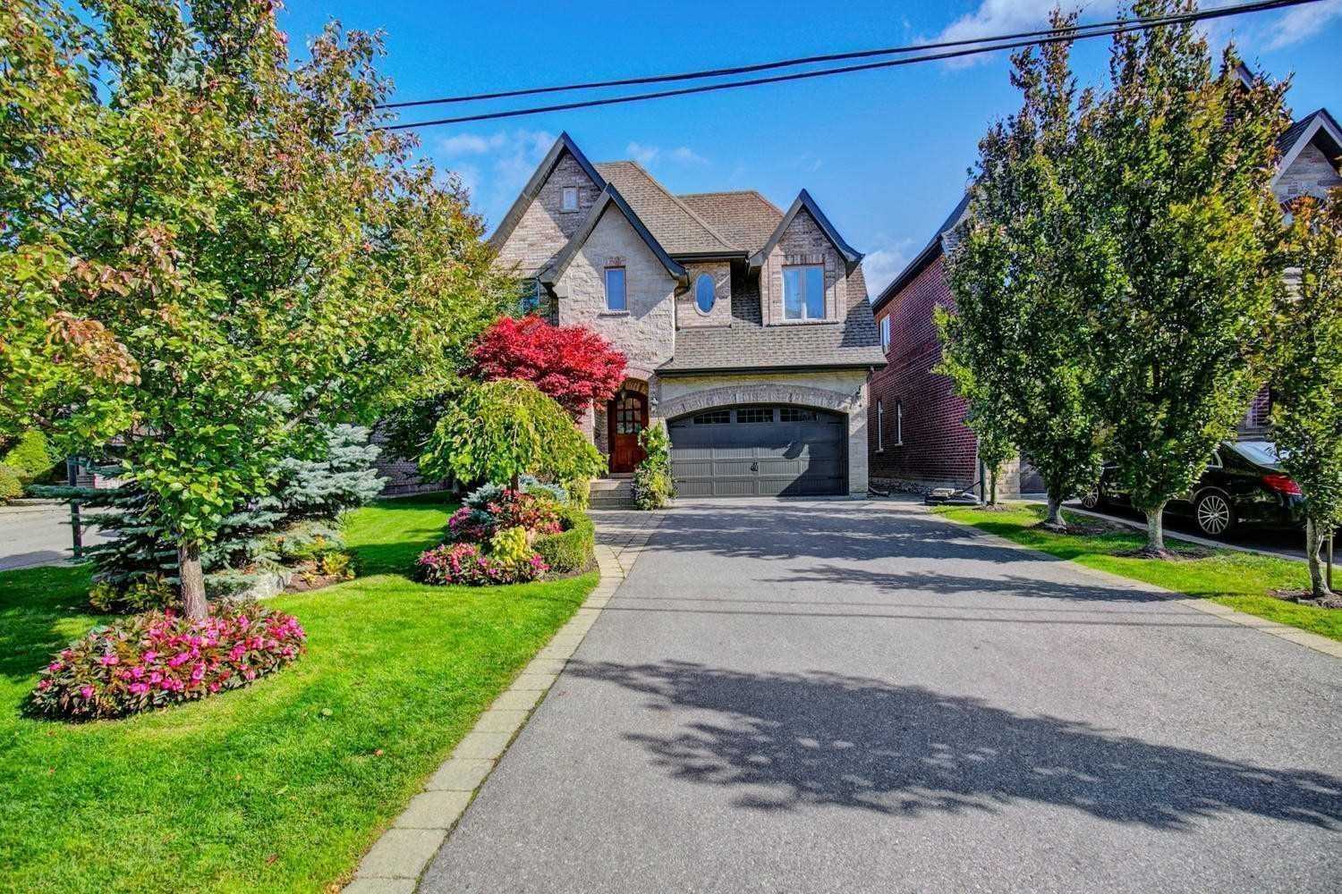 121 Vaughan Blvd  