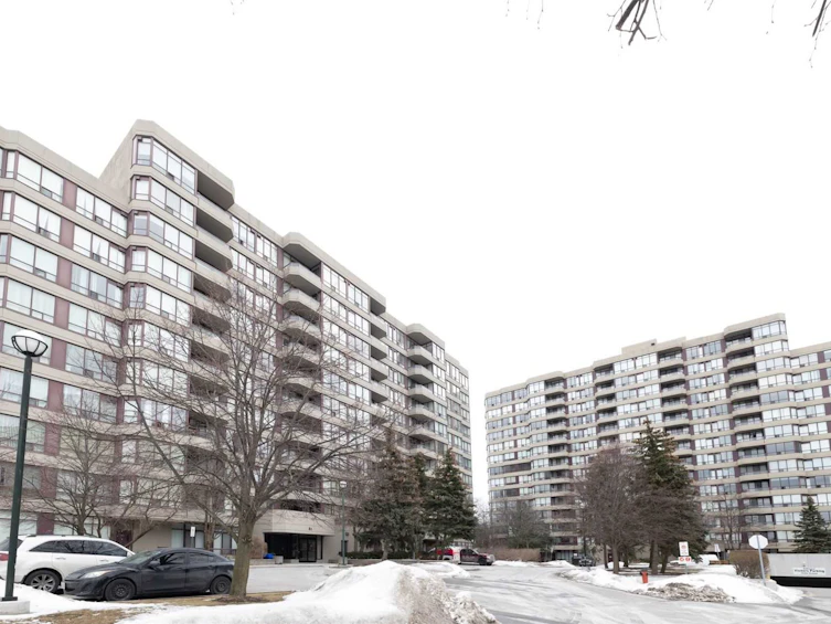 605-81 Townsgate Drive, Vaughan, ON, L4J 8E6