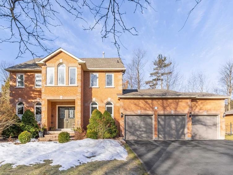 11 Falling Leaf Court, Aurora, ON, L4G 6K6