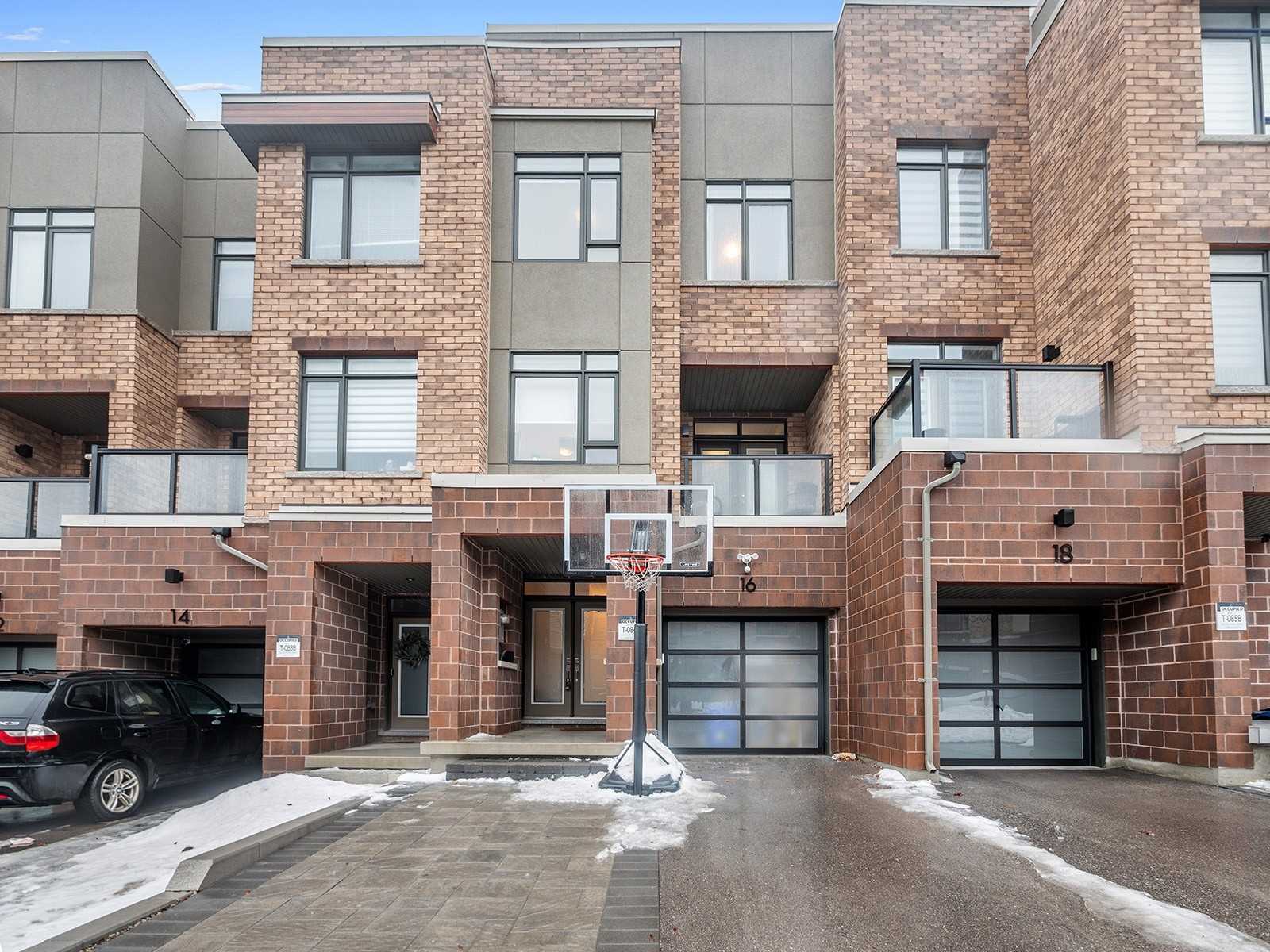 16 Glenngarry Crescent, Vaughan, ON, L6A 4Z4