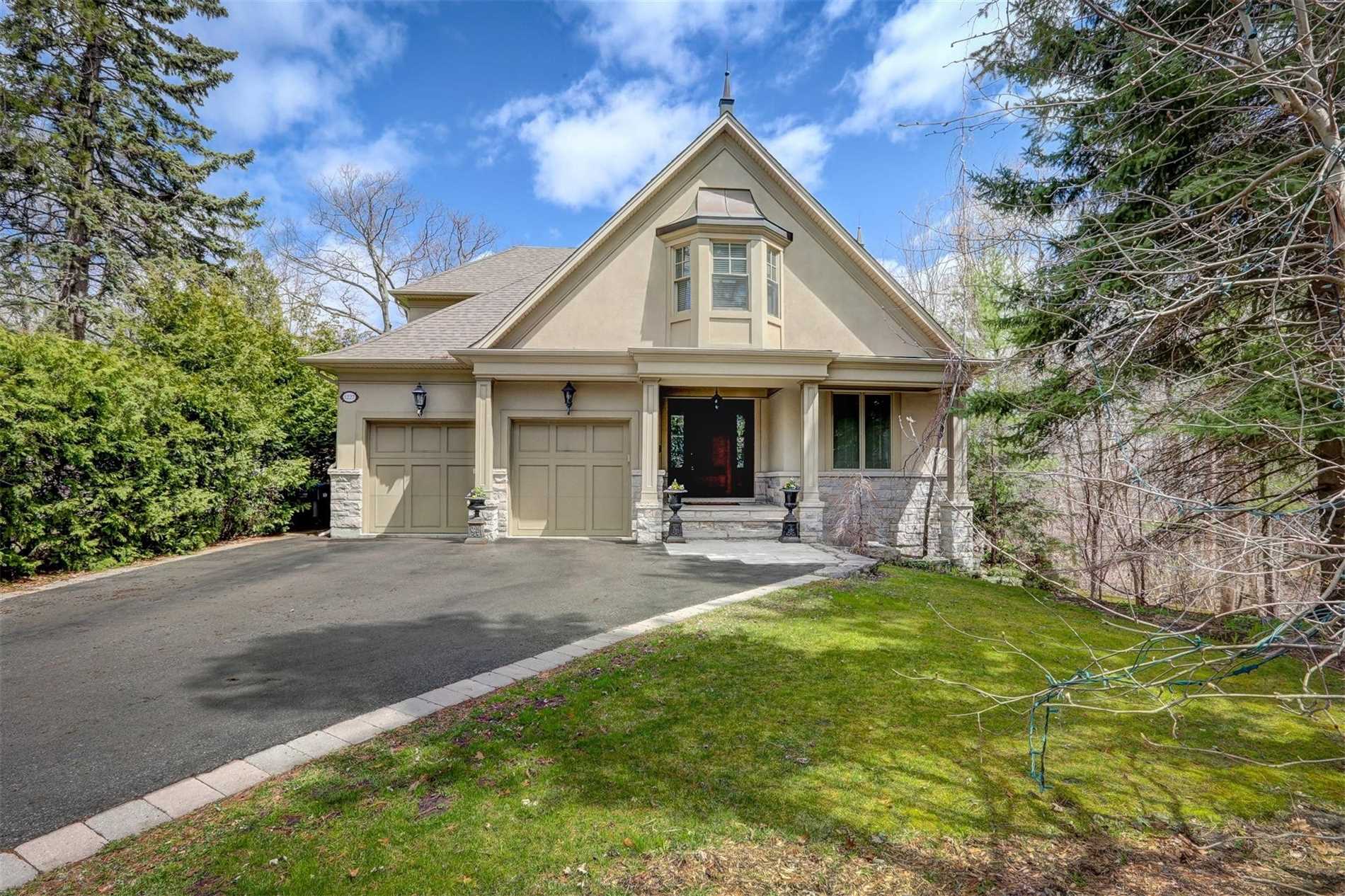 1227 Queen Victoria Ave  