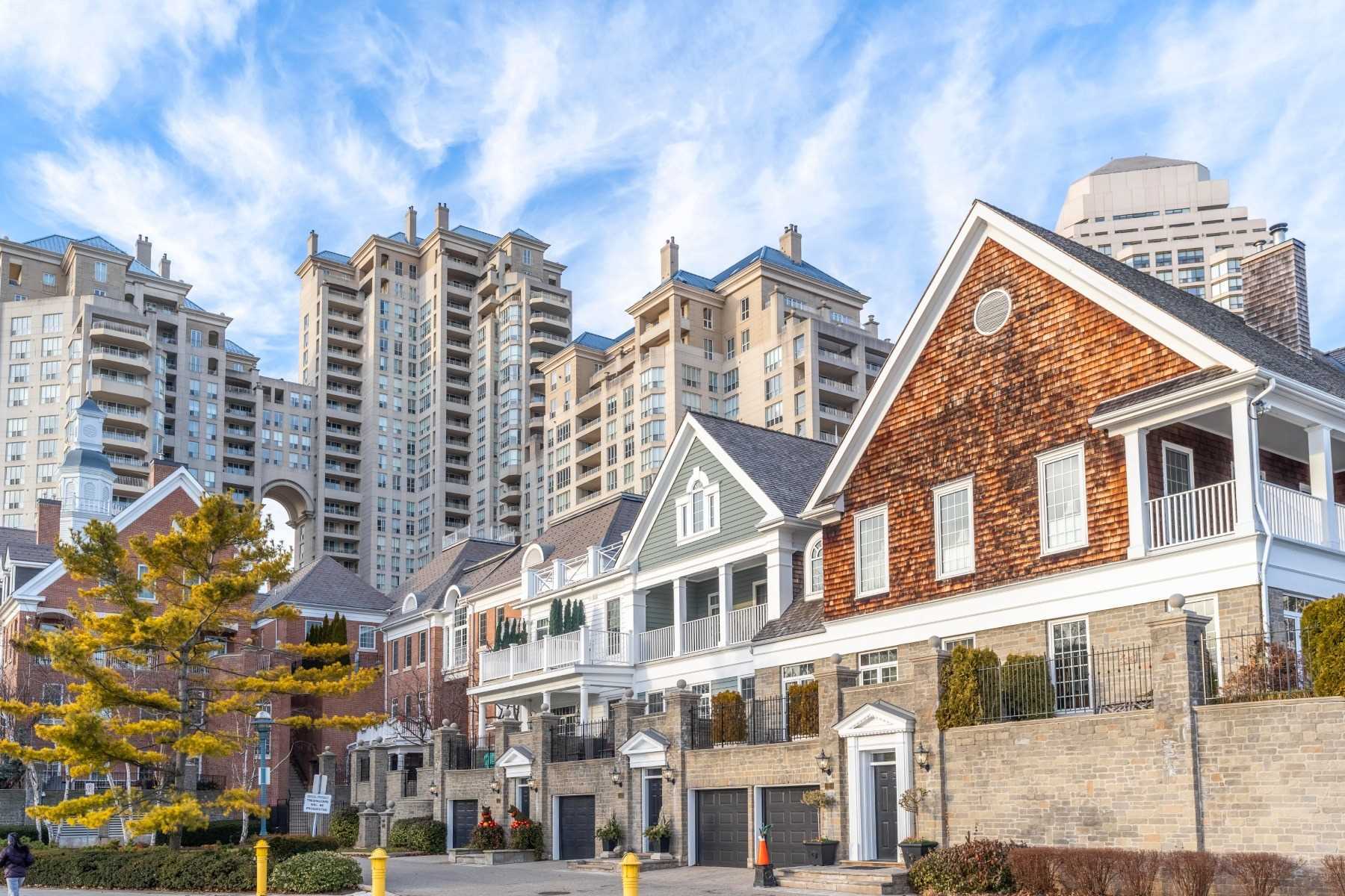 Th#142-2289 W Lake Shore Blvd  