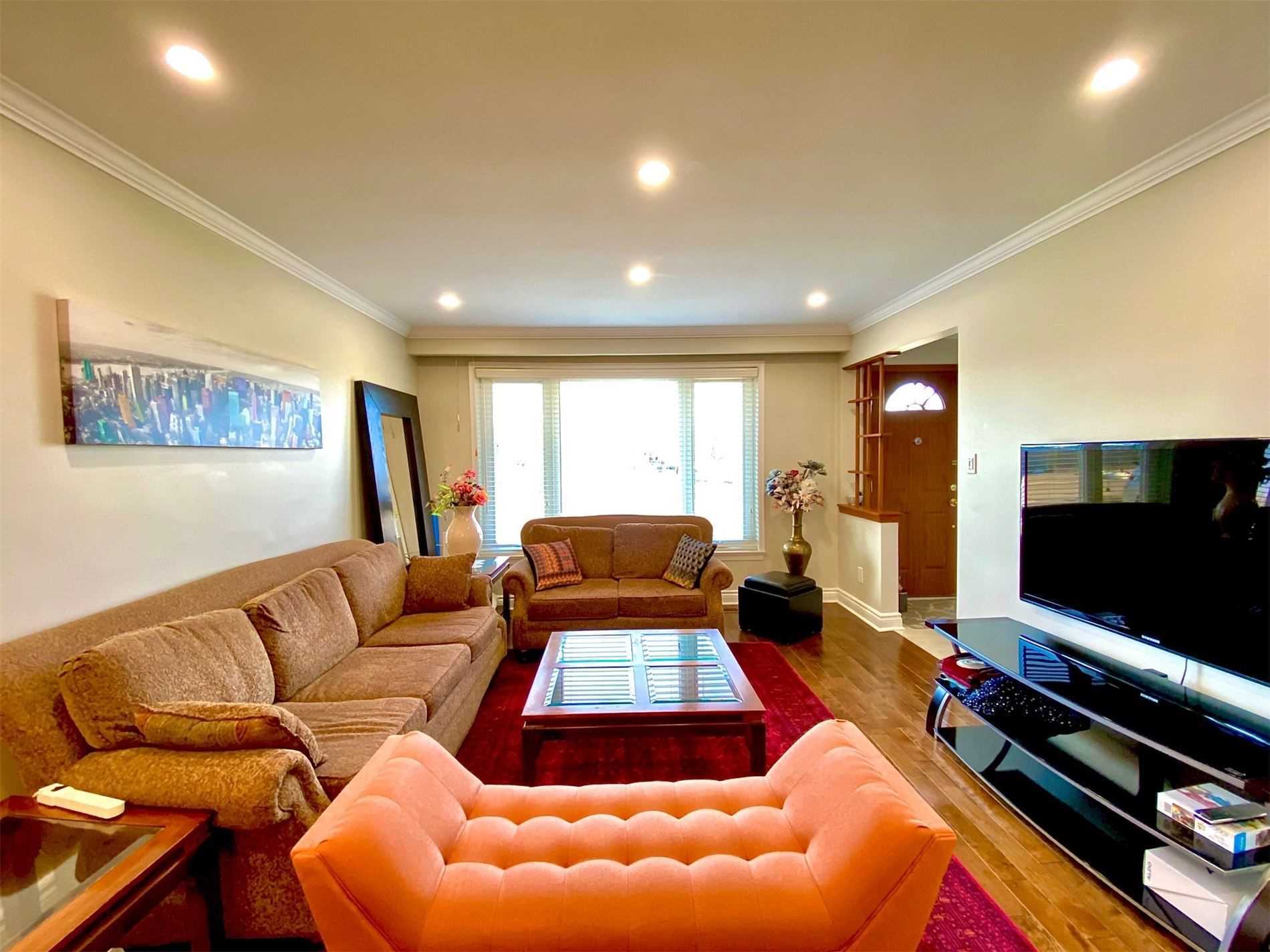 1879 Sandgate Cres  