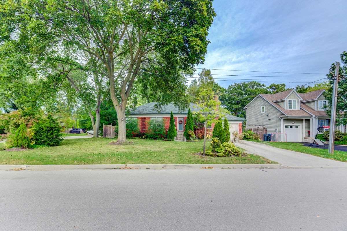 1589 Glenhill Cres  