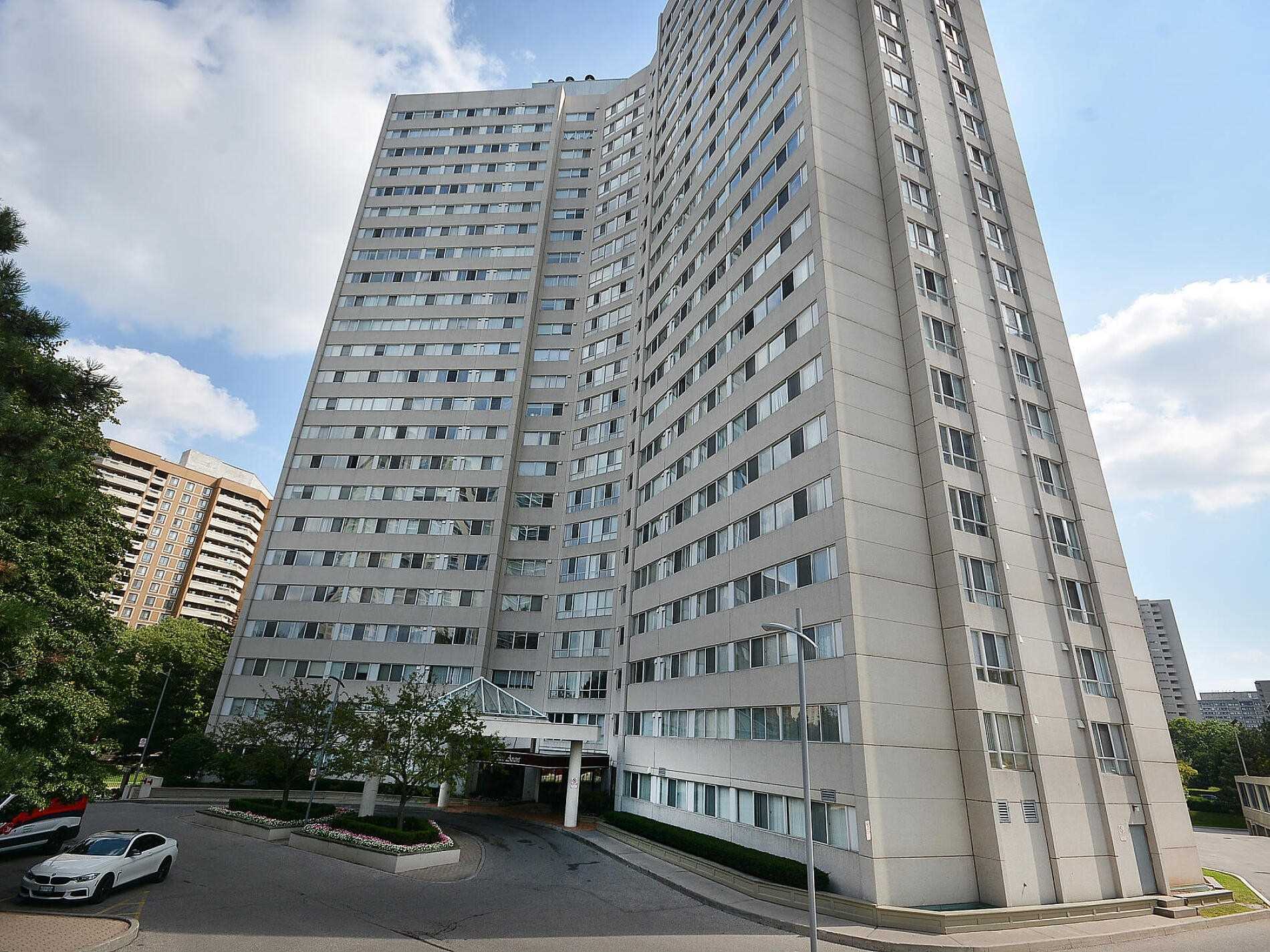 1803-3700 Kaneff Cres  