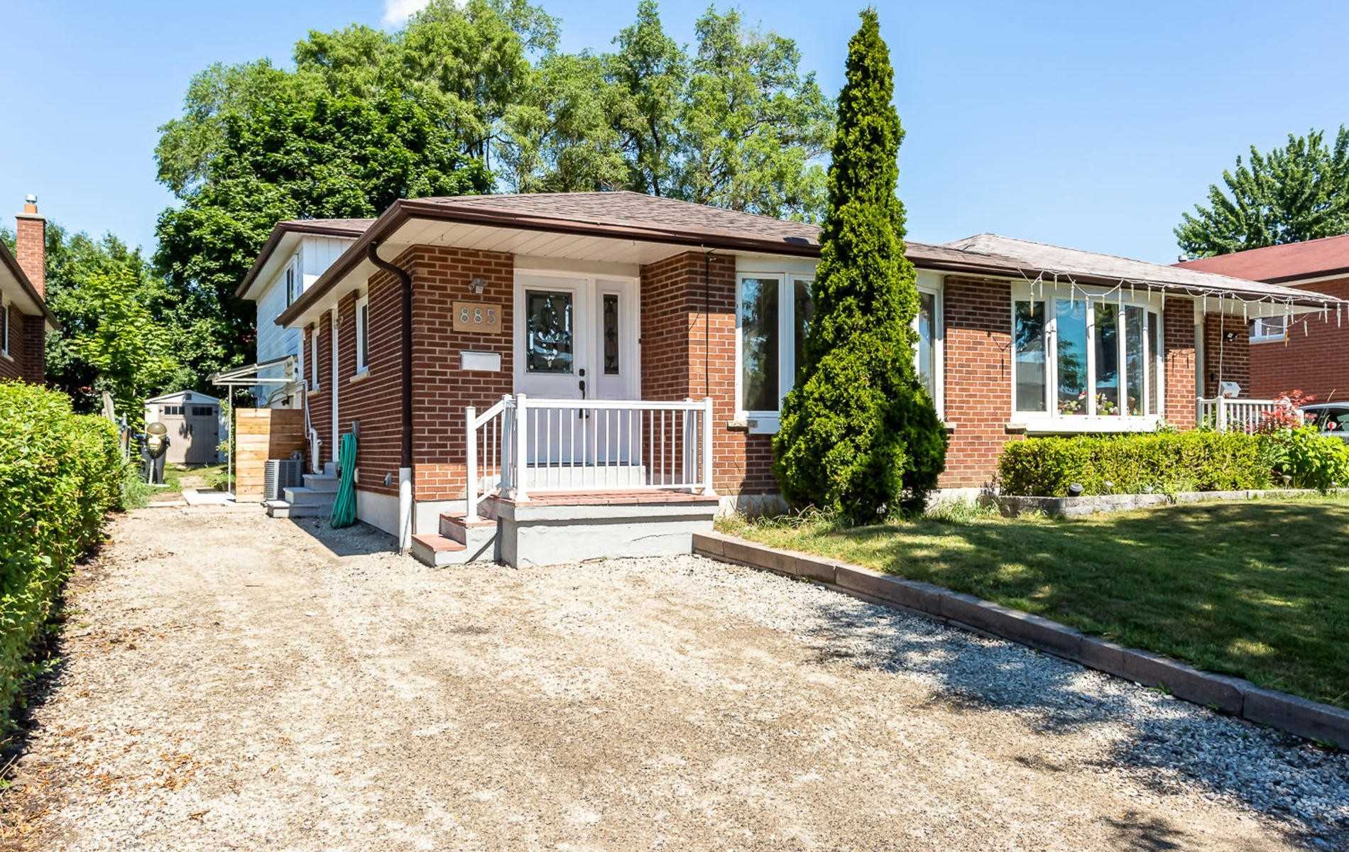 885 Consort Cres  