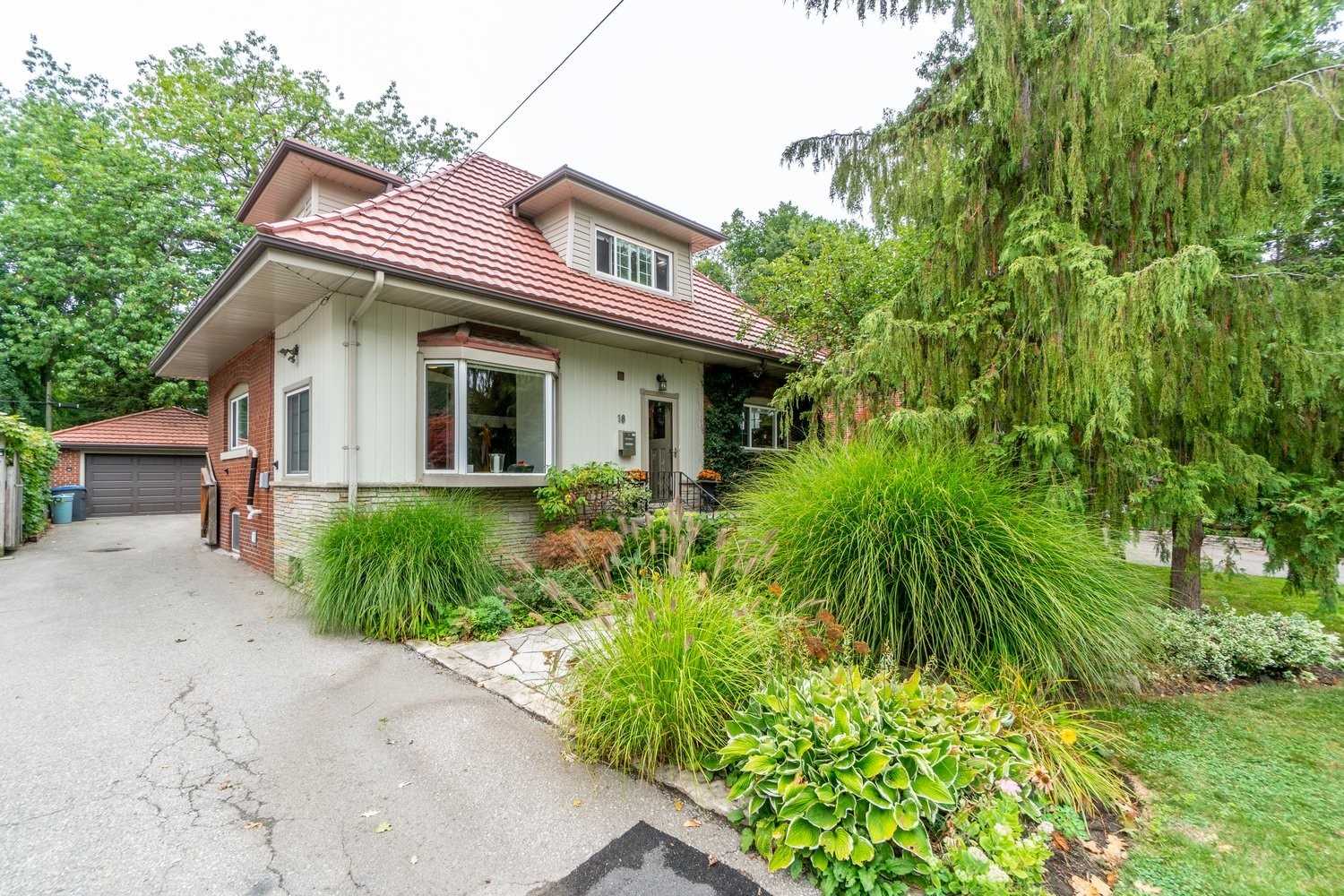 18 Oakwood Avenue N  