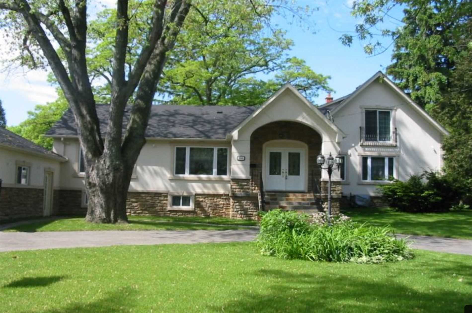 2090 Stonehouse Cres  