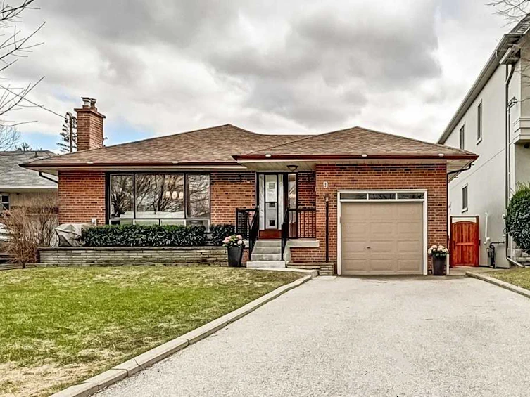 9 Cardigan Road, Toronto, ON, M8Z 2V8