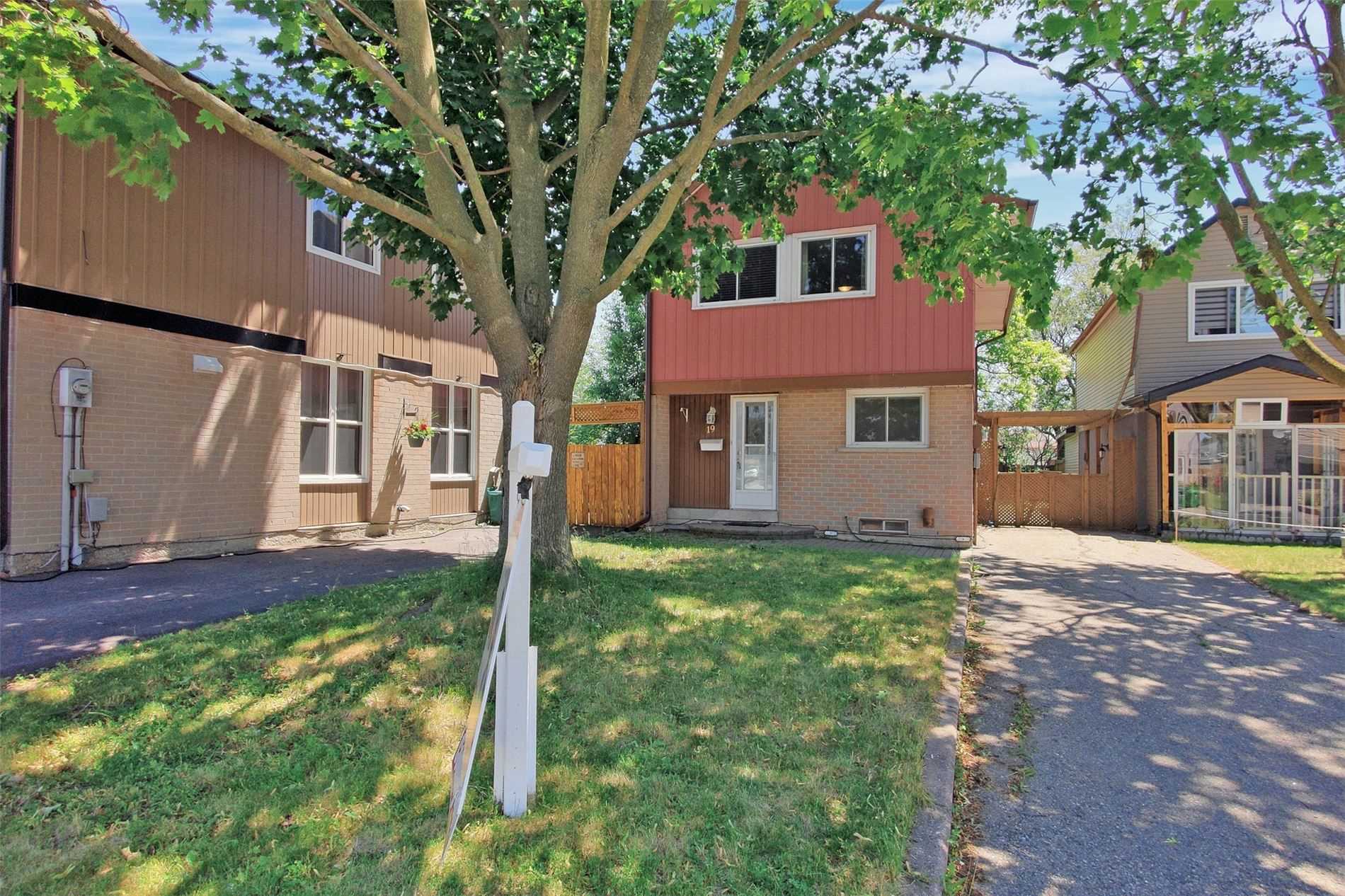 19 Glencastle Square, Brampton, ON, L6S 2H8
