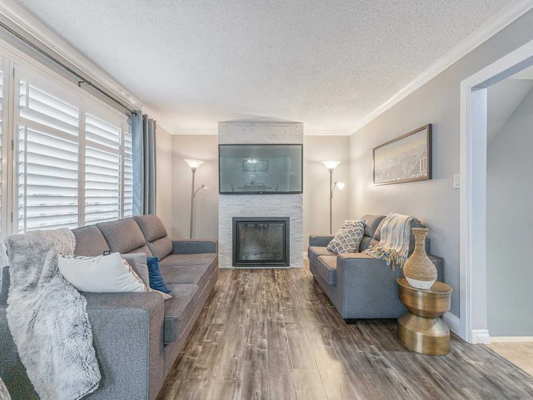 9 Grand River Court, Brampton, ON, L6S 2J8