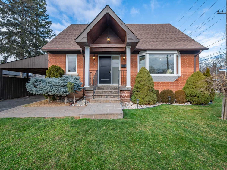 2 North Heights Road, Toronto, ON, M9B 2T1