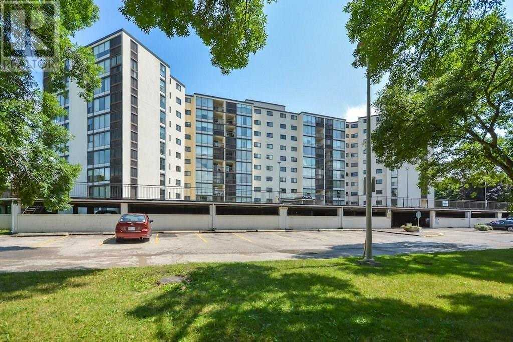 816-19 E Woodlawn Rd  