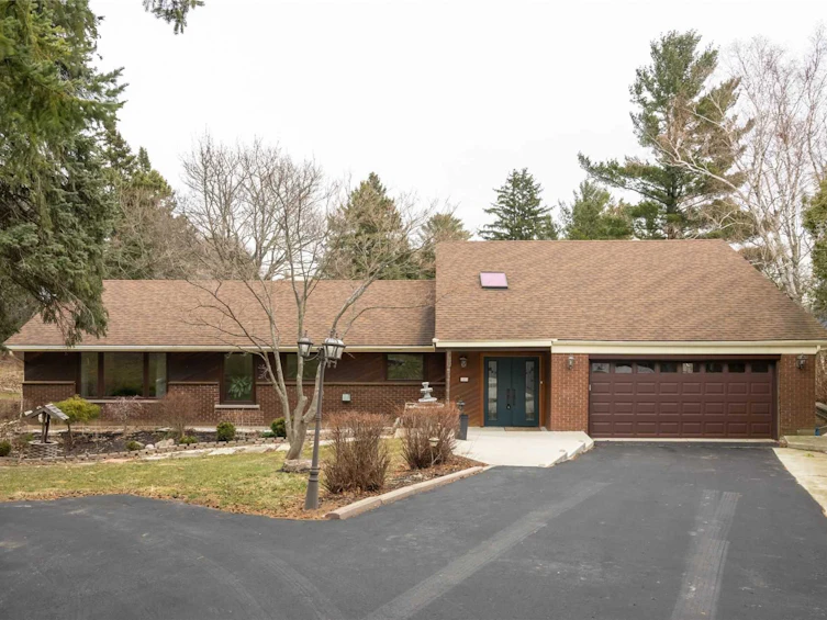 14 Greenwood Court, Hamilton, ON, L9H 4X2