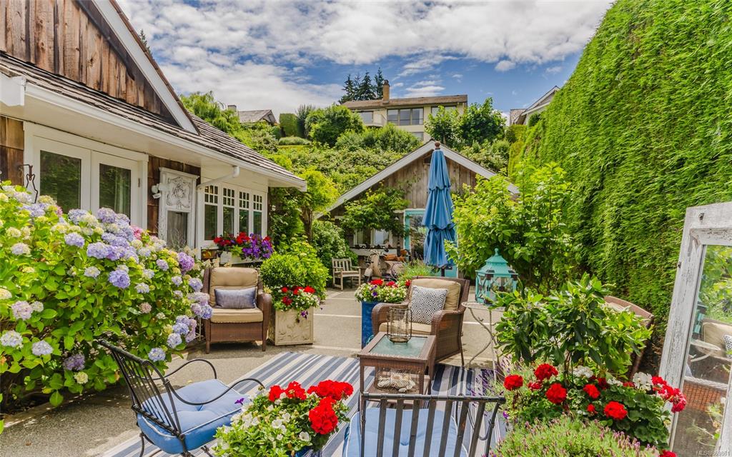 321&322 Judges Row, Qualicum Beach, BC, V9K 1G6