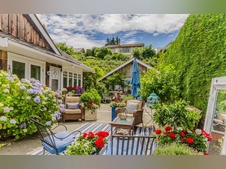 321&322 Judges Row, Qualicum Beach, BC, V9K 1G6