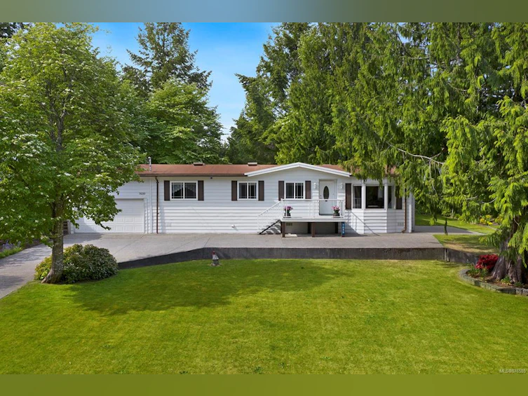 7639 Ships Point Road, Union Bay, BC, V0R 1W0