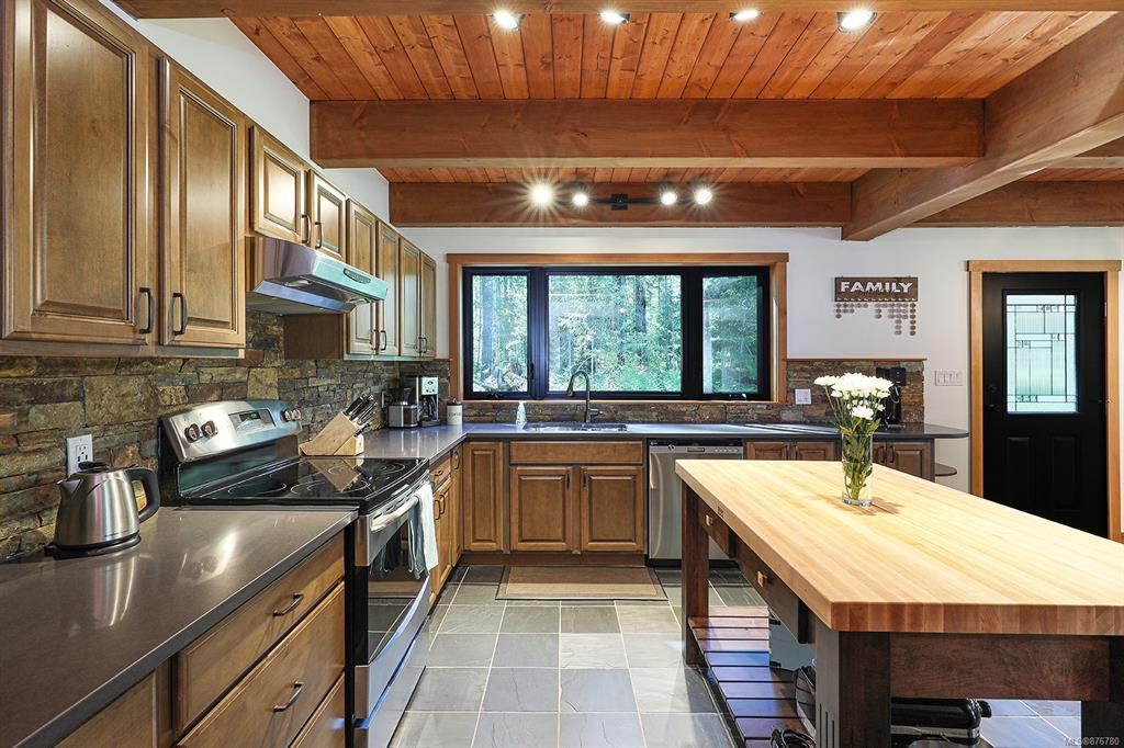 3881 Islak Road, Black Creek, BC, V9J 1Y9 - 9