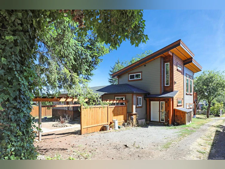 3328 Third Street, Cumberland, BC, V0R 1S0