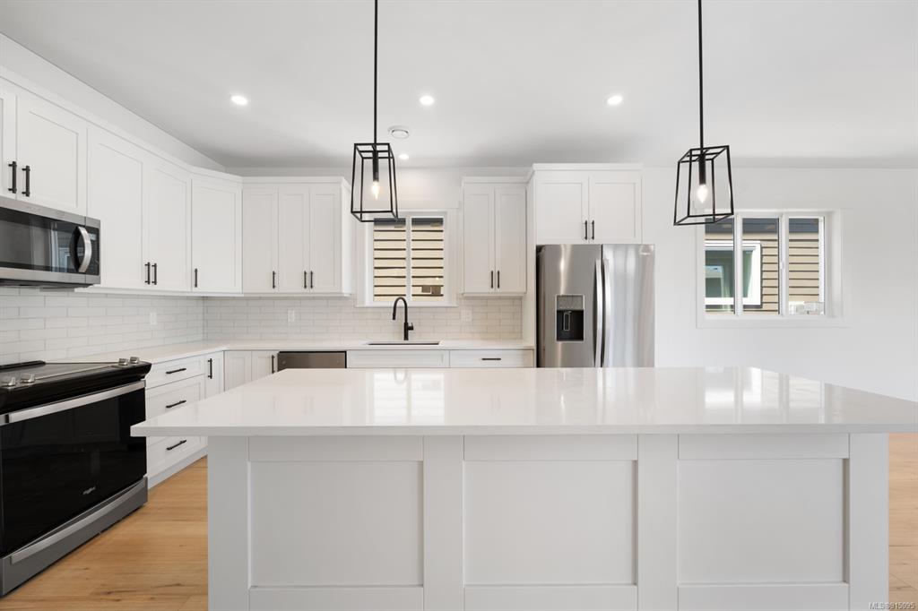 2828 Maryport Avenue, Cumberland, BC, V0R 1S0 - 4