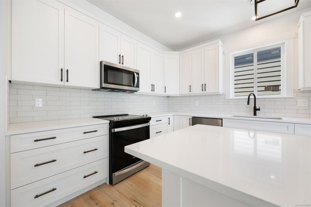 2828 Maryport Avenue, Cumberland, BC, V0R 1S0 - 5