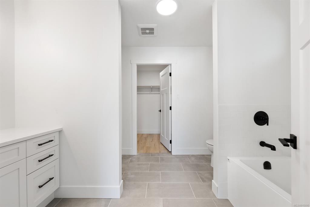 2828 Maryport Avenue, Cumberland, BC, V0R 1S0 - 17
