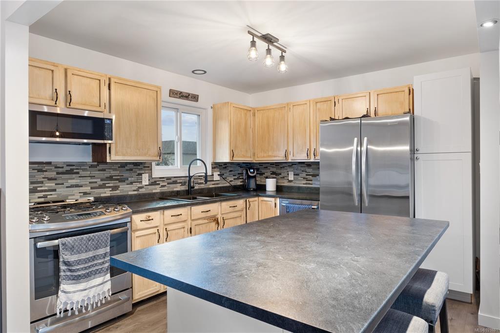 2450 Grant Avenue, Courtenay, BC, V9N 7M3 - 8