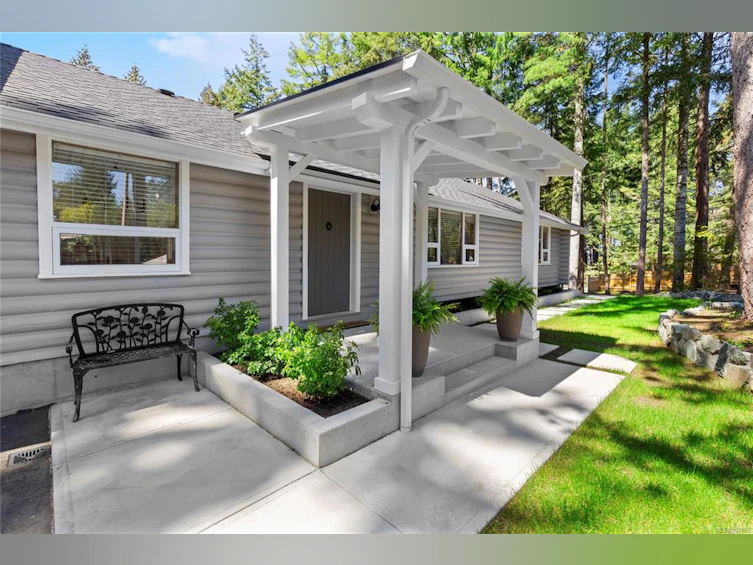 2496 Island Highway, Qualicum Beach, BC, V9K 1B5