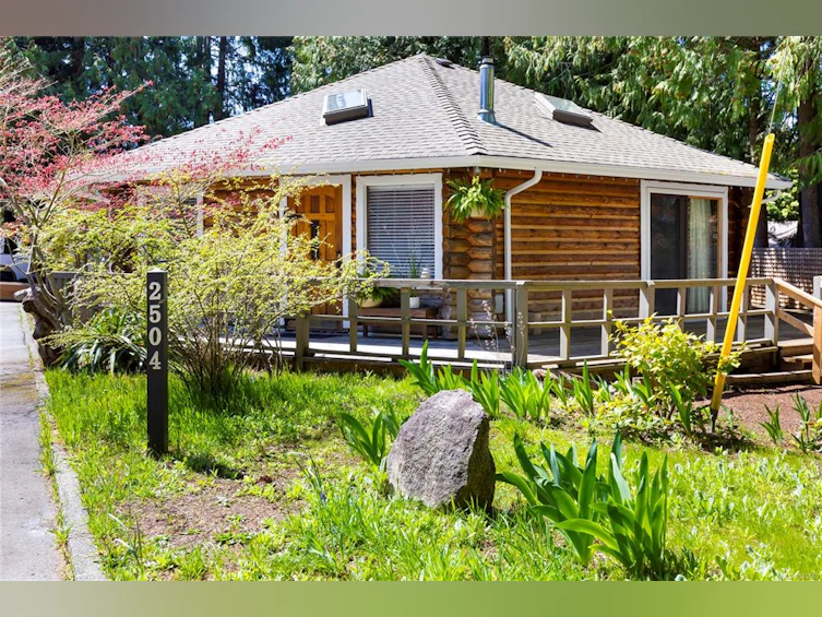 2504 Island Highway, Qualicum Beach, BC, V9K 1B5