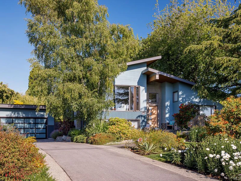 5360 Parker Avenue, Saanich BC V8Y 2M9